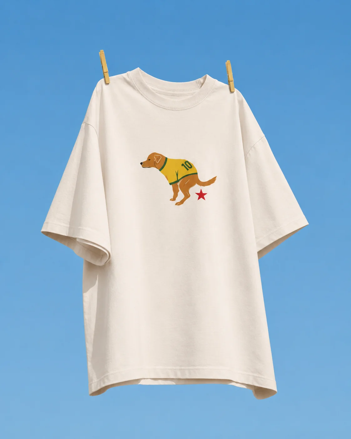 Camiseta Caramelo Patriota off-white pendurada no varal, com a estampa de um caramelo de camisa amarela número 10 e uma estrela vermelha