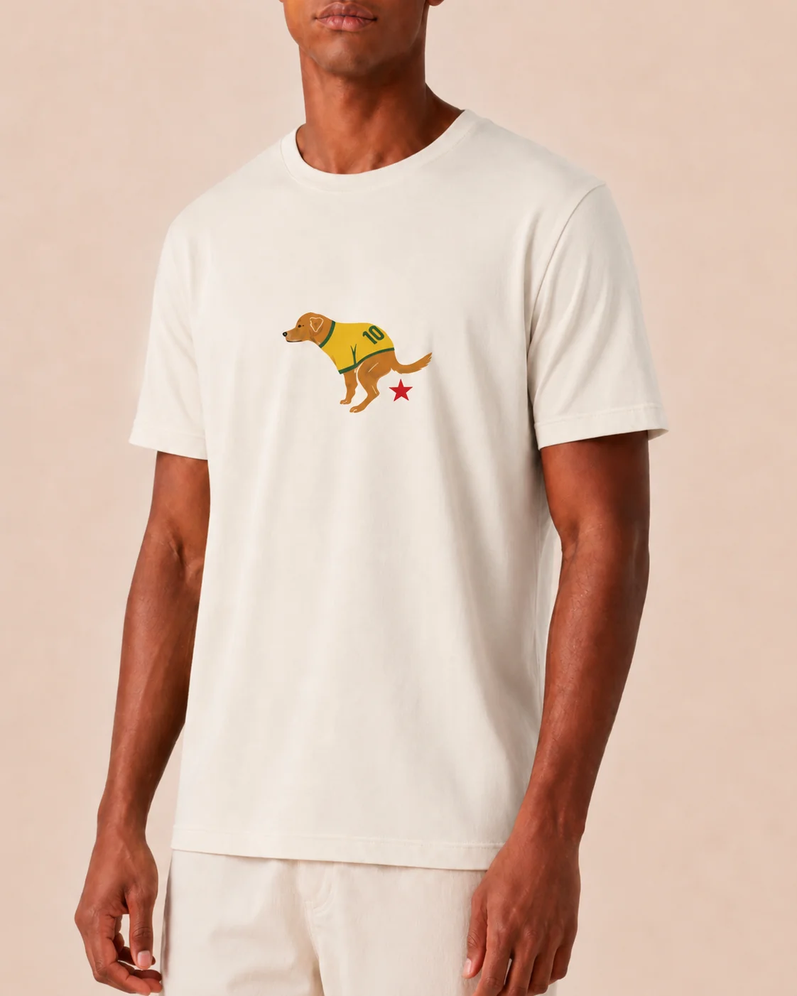 Modelo vestindo a camiseta Caramelo Patriota off-white